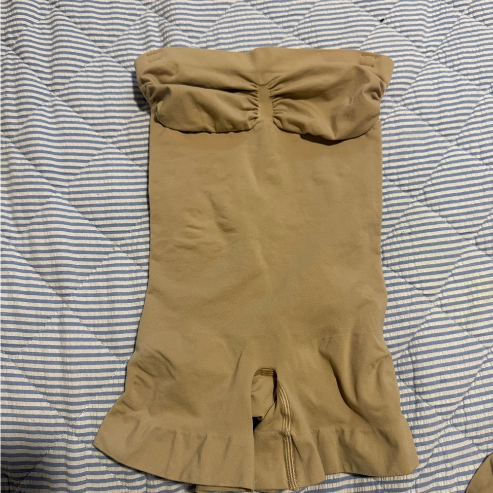 SKIMS STRAPLESS SHORTIE BODYSUIT